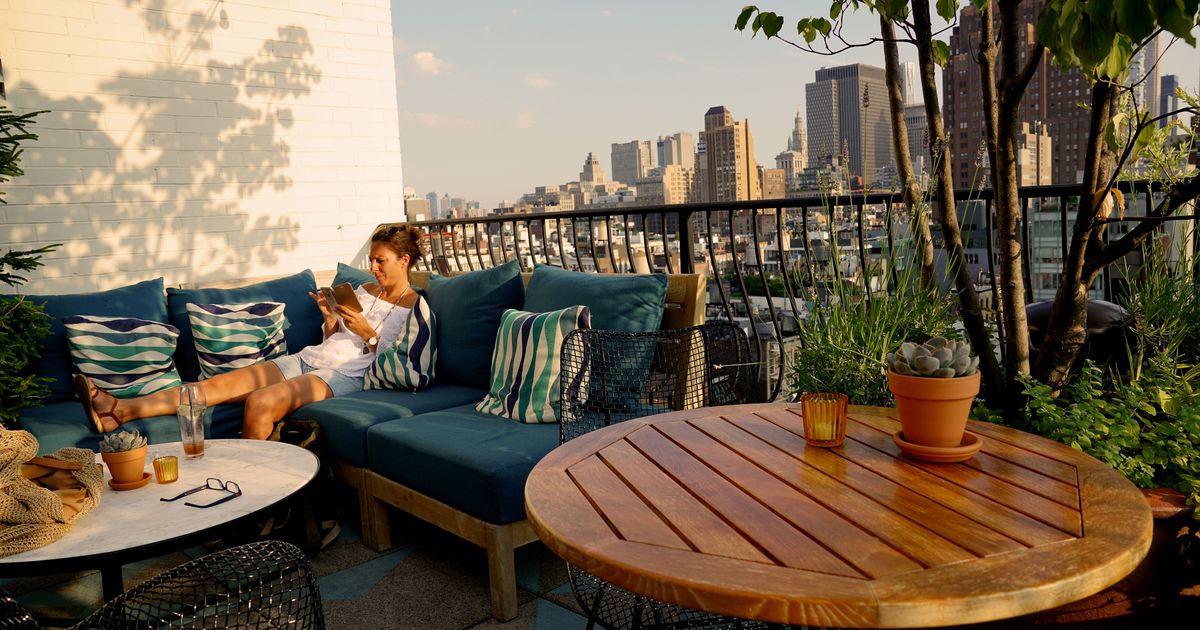 Tri jednostavna načina da mala krovna terasa postane omiljeno mesto za uživanje tokom cele godine