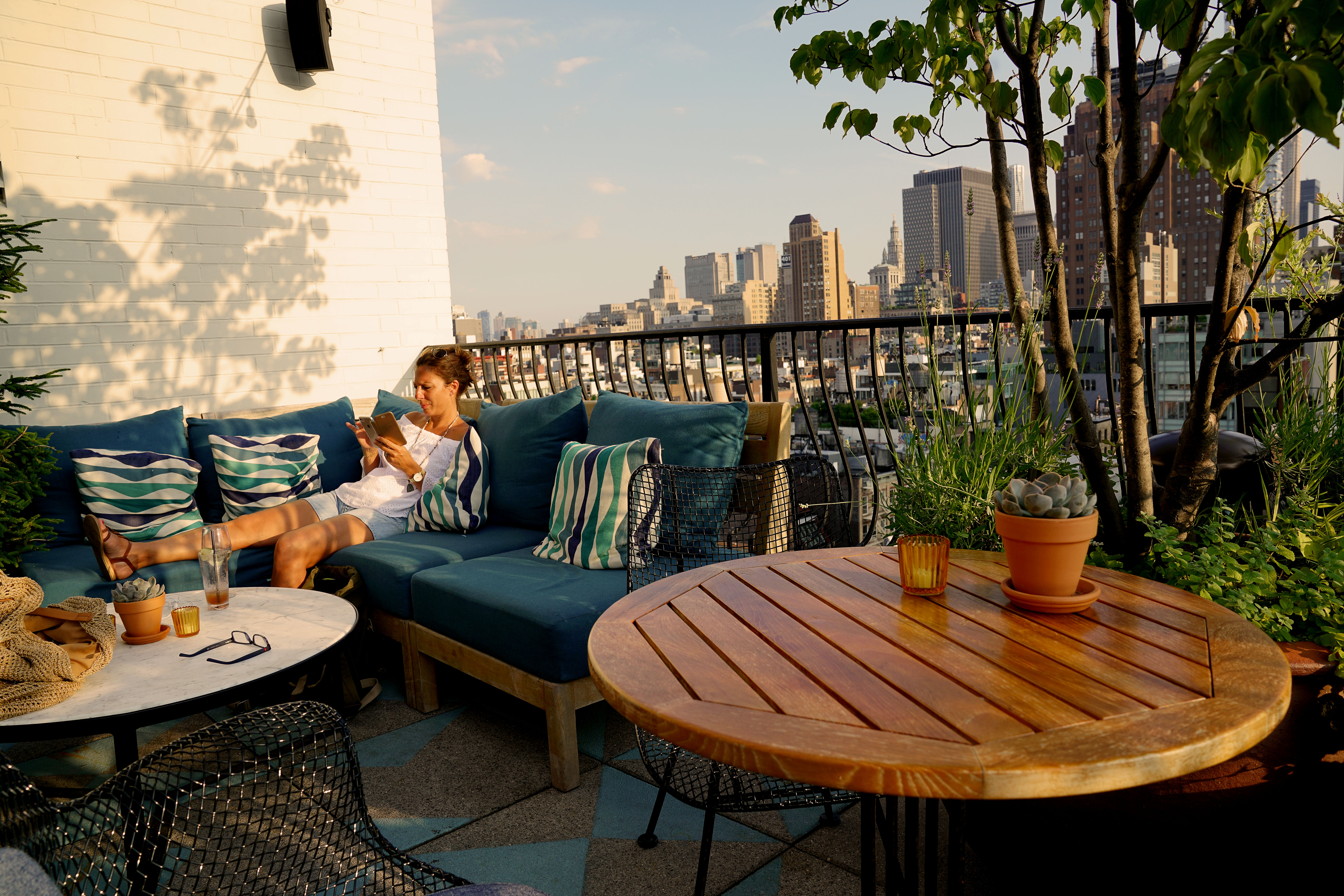 Tri jednostavna načina da mala krovna terasa postane omiljeno mesto za uživanje tokom cele godine