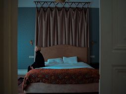 žena, tužna, soba, krevet, zima, hladno