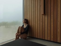 žena, tužna, prozor, hladno