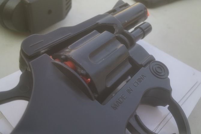 plastični revolver