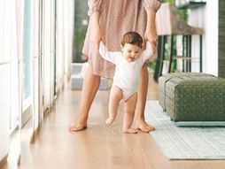 beba prohodava, hod, prvi korak, beba hoda, beba
