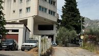 Krici žene odzvanjaju Budvom iz kuće u kojoj su živeli ubica i ubijeni brat i bratić: 