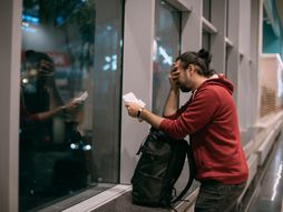 Aerodrom, carina, tužan, uznemiren, ljut muškarac, kašnjenje, otkazivanje leta