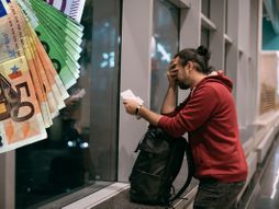 Aerodrom, carina, tužan, uznemiren, ljut muškarac, kašnjenje, otkazivanje leta, evri