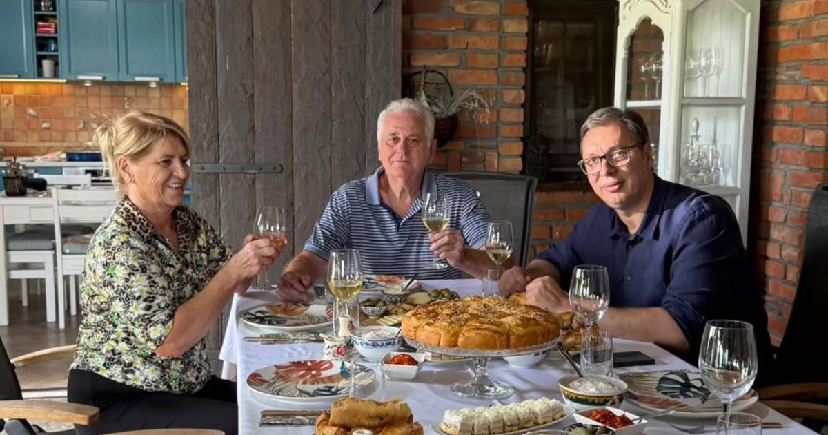 Vucic visits former President Tomislav Nikolic: 