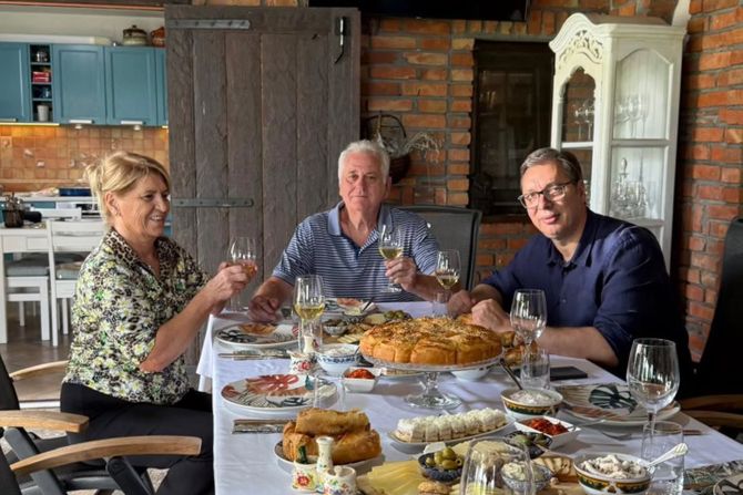 Aleksandar Vučić, Dragica i Tomislav Nikolić Aleksandar Vučić, Dragica i Tomislav Nikolić