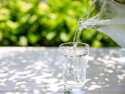 Voda, čaša vode, sipanje vode
