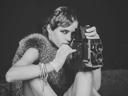 Devojka, žena , retro izgled , fotoaparat