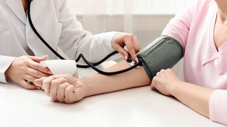 Doktor, pacijent, merenje pritiska