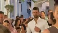 Novak Đoković snimljen tokom noćne šetnje na Mikonosu: Navijači ga saleću, a on pokazuje kakav je šmeker