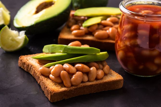 avokado tost sa pasuljem avokado tost sa pasuljem