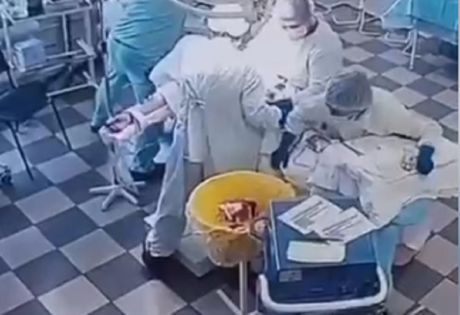 Lekari u operacionoj sali tokom razornog zemljotresa Lekari u operacionoj sali tokom razornog zemljotresa
