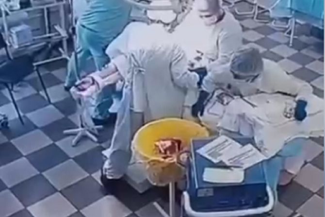 Lekari u operacionoj sali tokom razornog zemljotresa Lekari u operacionoj sali tokom razornog zemljotresa