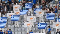 Navijači obukli bele skafandere, stavili bele maske na lice, pa digli zastave: Scena iz Srbije obilazi Evropu!