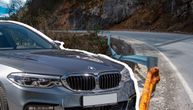 Zapanjujuća scena na putu u Crnoj Gori: BMW iz Užica zaglavljen na ivici provalije, svi ga gledaju i krste se