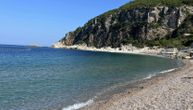 Ovo je jedna od najlepših plaža na Crnogorskom primorju: Ovako se kreću cene hrane na njoj