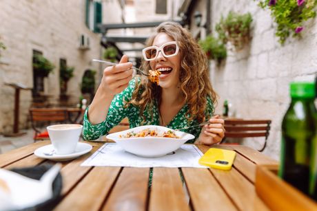 doručak, ručak, devojka, leto, pasta, paradajz, kafa doručak, ručak, devojka, leto, pasta, paradajz, kafa