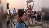 Turista jednim potezom razbesneo Grke! Dele njegovu fotku i poručuju: 