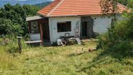Ovo je kuća Zvezde Granda: Sređuje imanje usred šume gde vodi decu, ima još nekoliko luks nekretnina