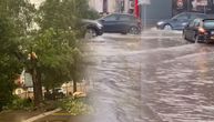 Veliko nevreme napravilo haos u Valjevu: Automobili "plivaju" u reci na putu, stabla popadala po ulici