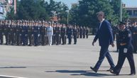 Predsednik Vučić najuspešnijim kadetima VS uručio oficirske sablje sa posvetom i obratio im se