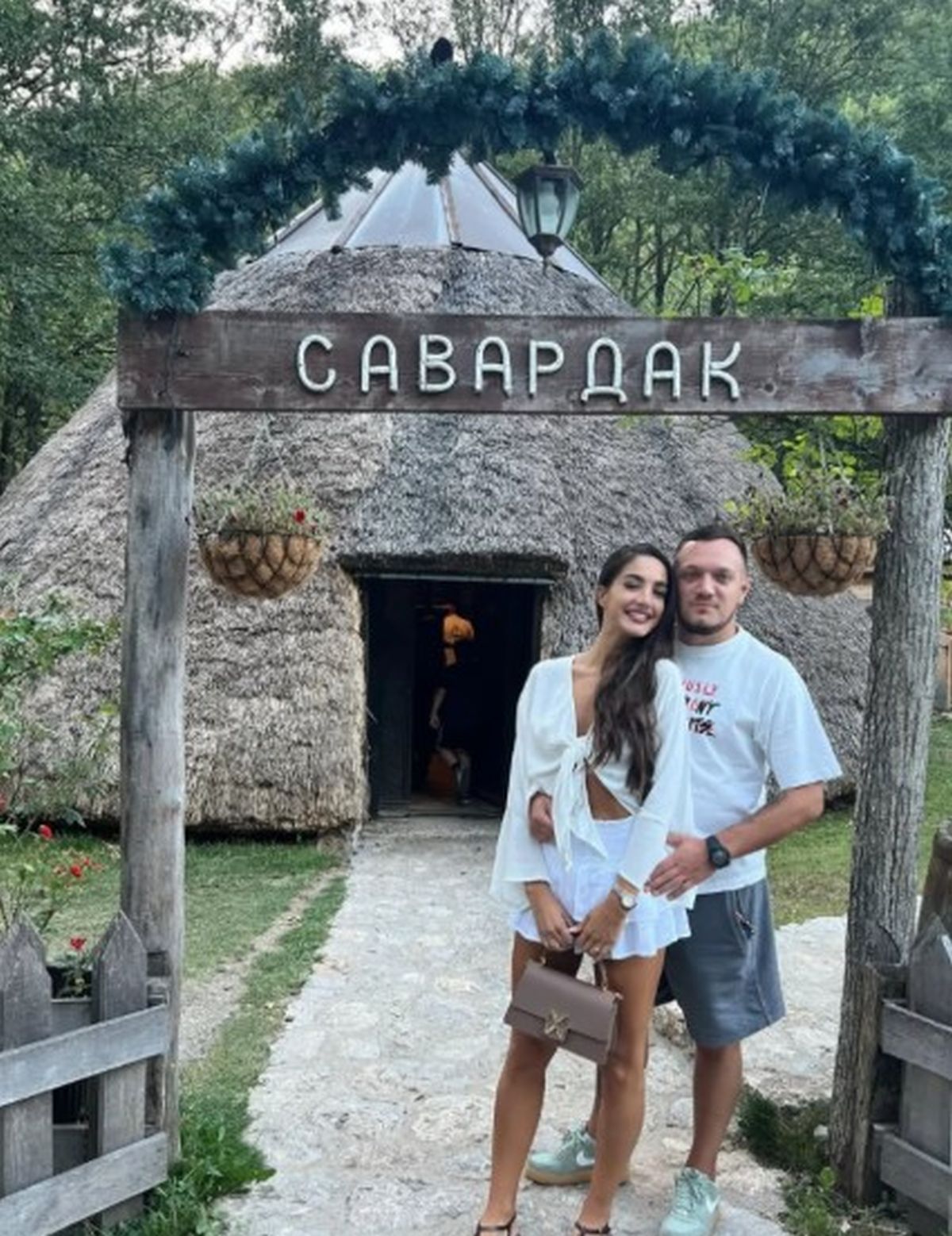 Anđela i Gastoz stigli u Crnu Goru, on je zagrlio oko struka: Nikad prisniji, isplivale prve slike