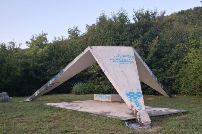 Kod Sinja oskrnavljen spomenik partizanima koje su streljale ustaše