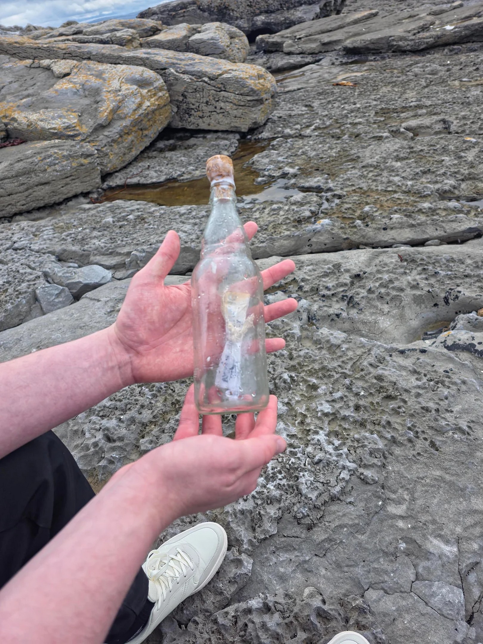 Poruka u boci putovala 2 godine i prešla 4.300 km: Našao je starac u Škotskoj, evo ko ju je poslao i odakle