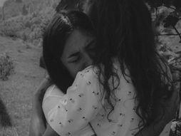 zagljaj, prijateljice, dve žene