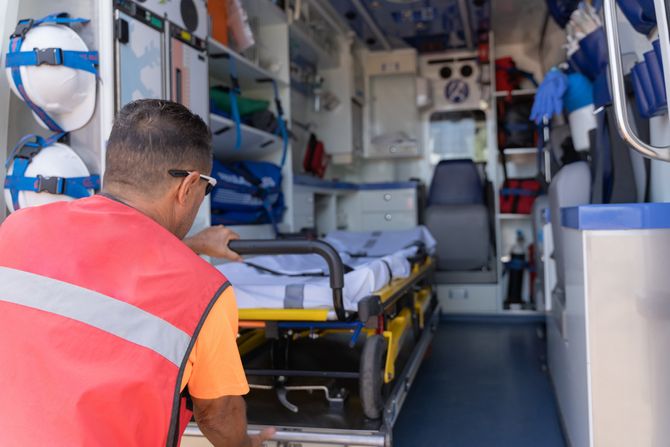 Hitna pomoć, ambulantna kola Hitna pomoć, ambulantna kola