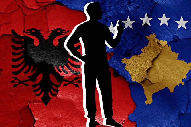 Albanija, Kosovo, zastava, zastave, silueta muškarac Albanija, Kosovo, zastava, zastave, silueta muškarac