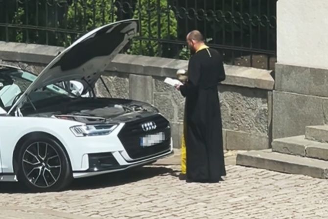 Sveštenik audi