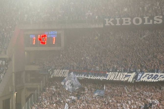 Navijači Leha - zastava Kosovo je Srbija