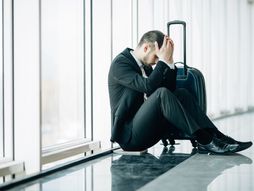 Čovek , kofer, putovanje