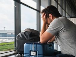 Čovek , kofer, putovanje