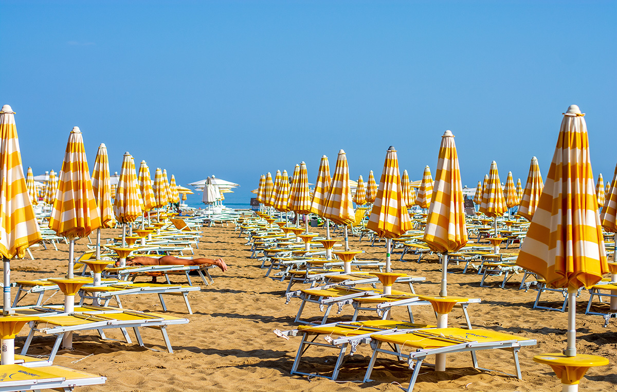 Na popularnoj plaži zabranjeni peškiri: Kazne do 5.000 evra za nošenje peska i školjki