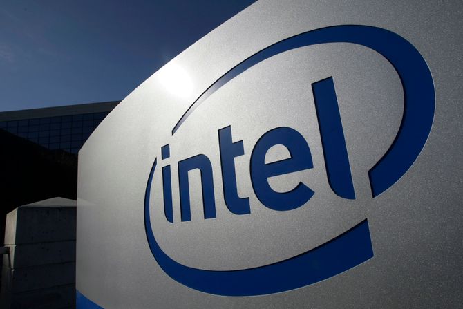 Donald Tramp, Lip Bu Tan, CEO Intel Donald Tramp, Lip Bu Tan, CEO Intel