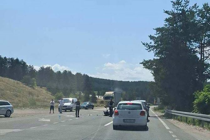 Sudar motora i automobila na Zlatiboru