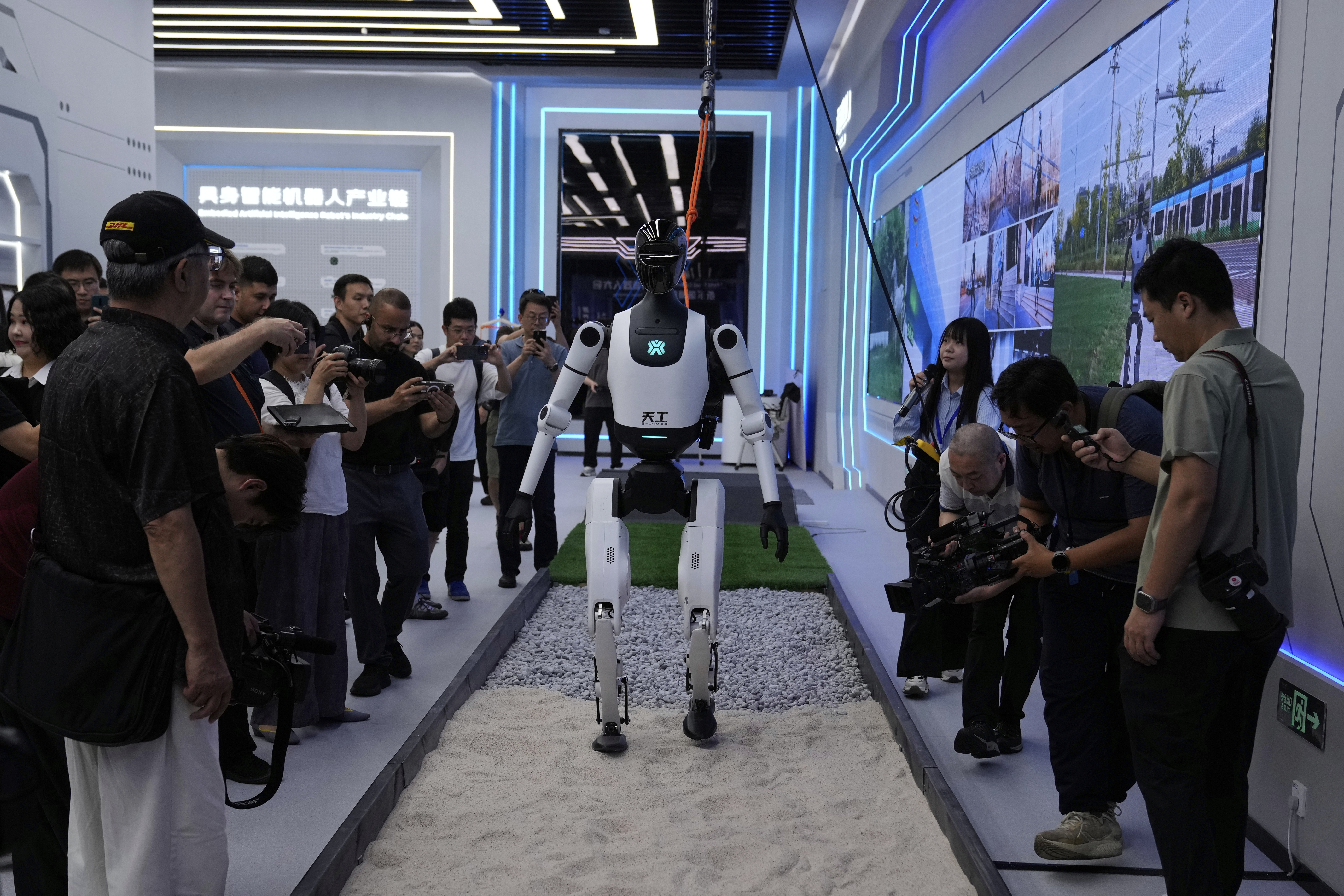 SAD razmatra zabranu kineskih humanoidnih robota zbog straha za bezbednost