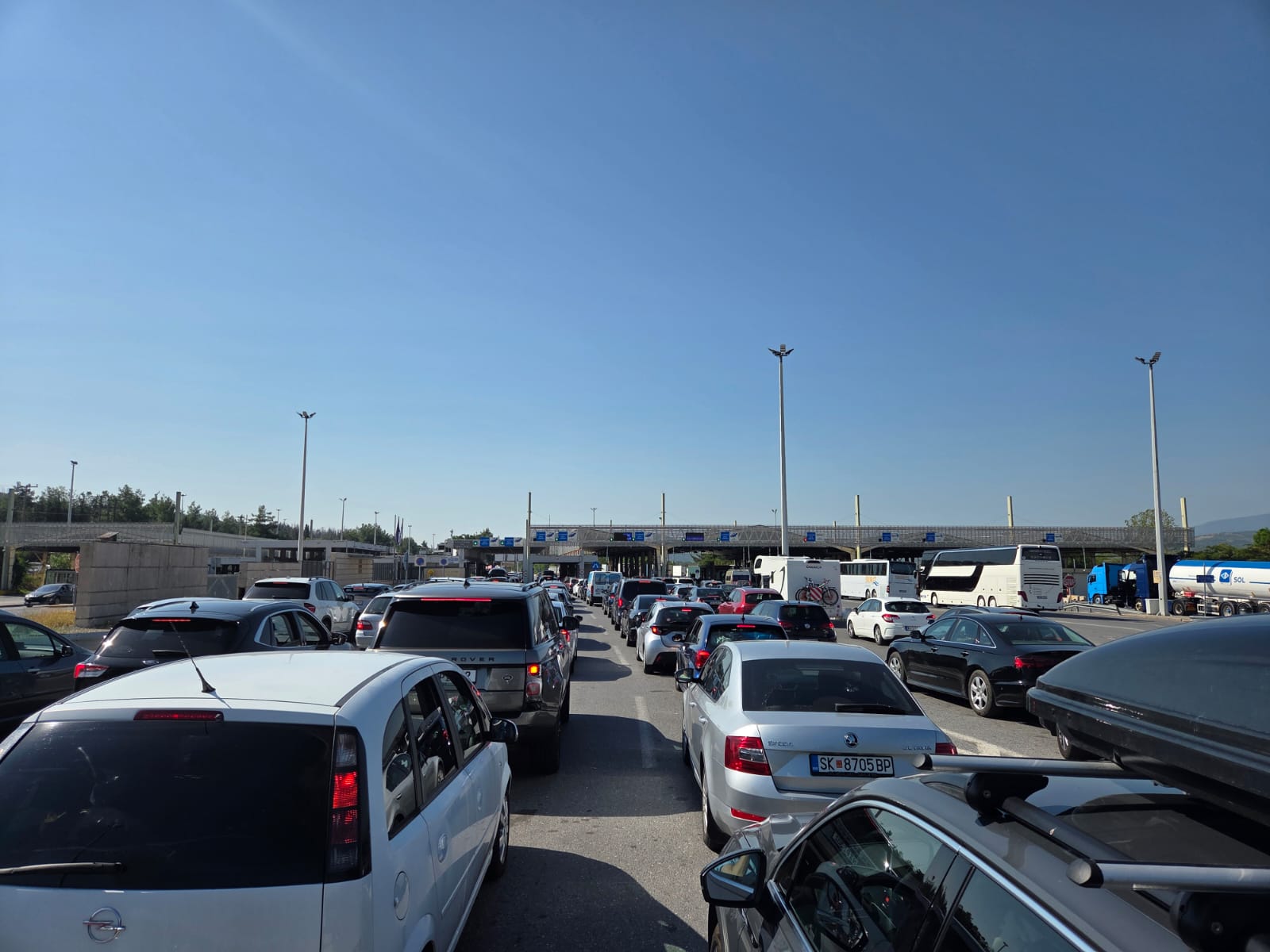 Haos na grčkoj granici! Objavljen ŠOK snimak, ne vidi se kraj koloni na Evzoniju, deca zaigrala i kolo