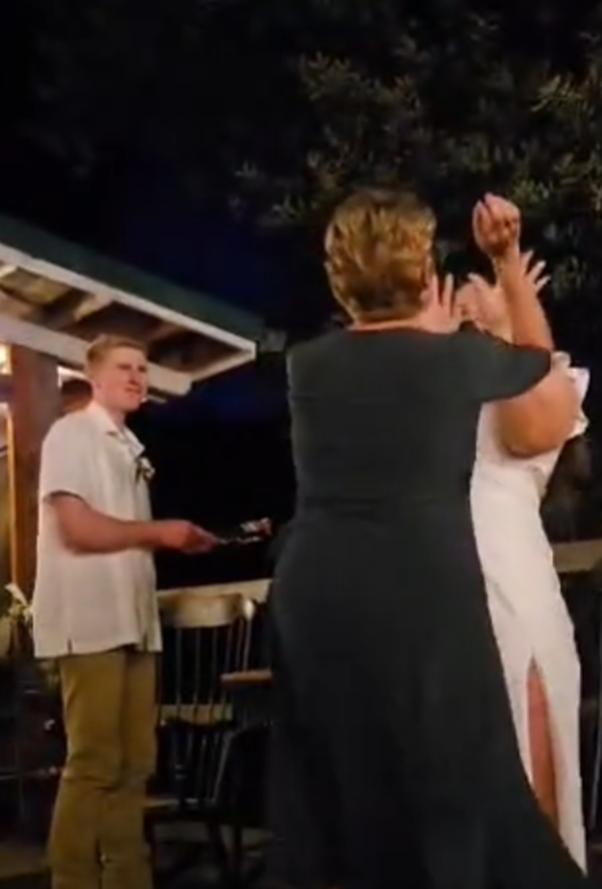 UŽAS NA VENČANJU: Svekrva ponizila mladu najstrašnije, gosti u neverici gledali scenu sa tortom