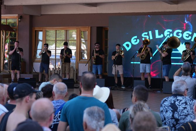 Obožavamo Srbiju, sviramo Đurđevdan i Mesečinu, Mladi Slovenci u Guči, Guča Obožavamo Srbiju, sviramo Đurđevdan i Mesečinu, Mladi Slovenci u Guči, Guča