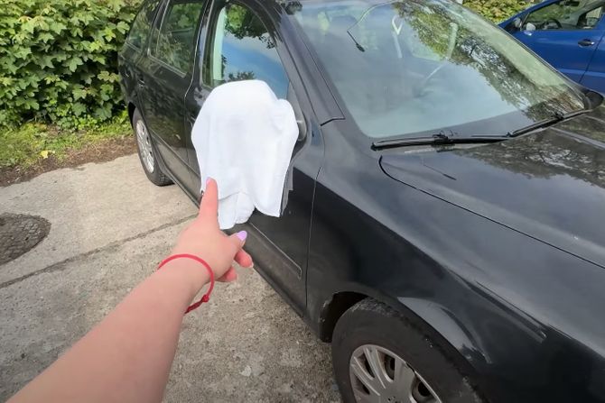 beli peskir na retrovizor automobila