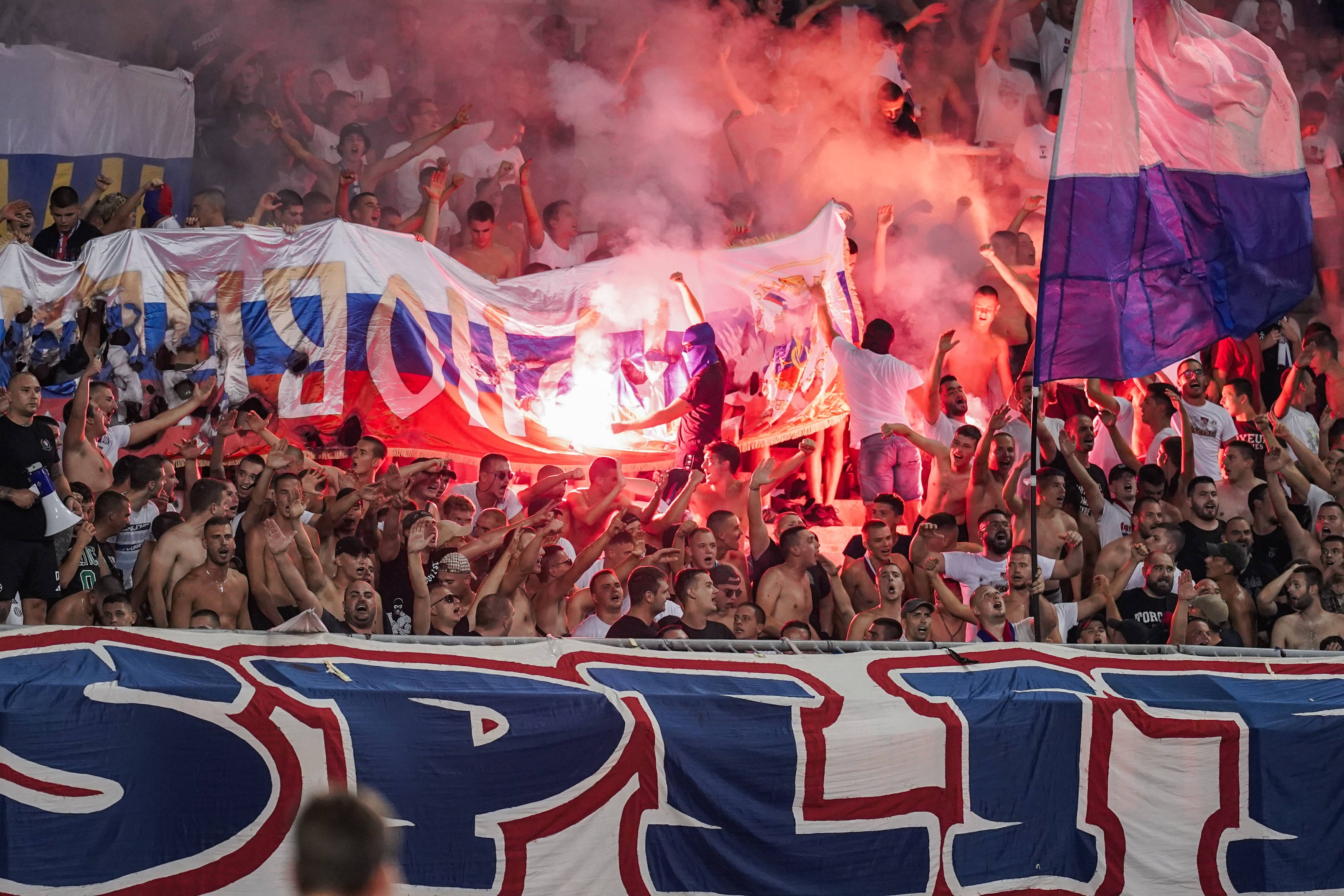 Sramotna provokacija u Splitu: Torcida podigla transparent na račun Srba uz poklič "Za dom spremni"