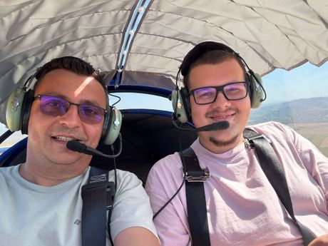 Vlada Popesku i pilot Vlada poginuli u padu aviona u Rumuniji Vlada Popesku i pilot Vlada poginuli u padu aviona u Rumuniji