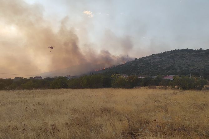 Crna Gora požar, helikopter iz Srbije pomaže uz pomoć ljudi iz Sektora za vanredne situacije