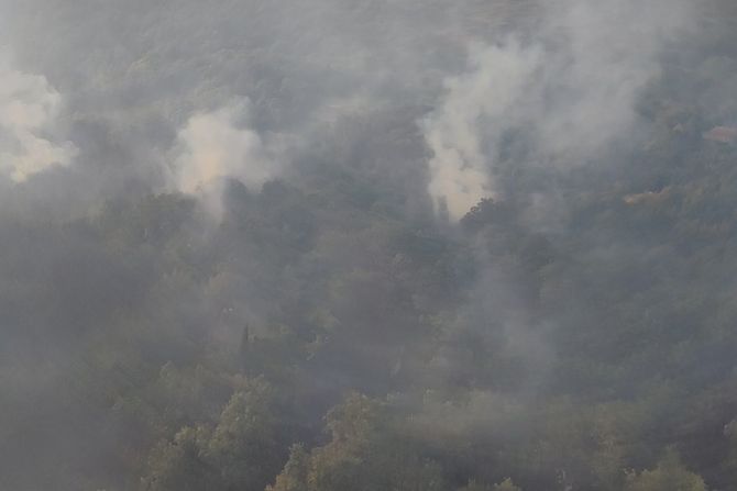 Crna Gora požar, helikopter iz Srbije pomaže uz pomoć ljudi iz Sektora za vanredne situacije