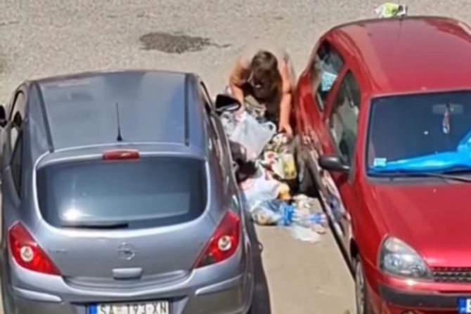 Žena ostavlja smeće na ulici, Šabac