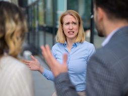 Iznenađena, šokirana devojka žena, svađa, par, kolege, zaposleni, posao